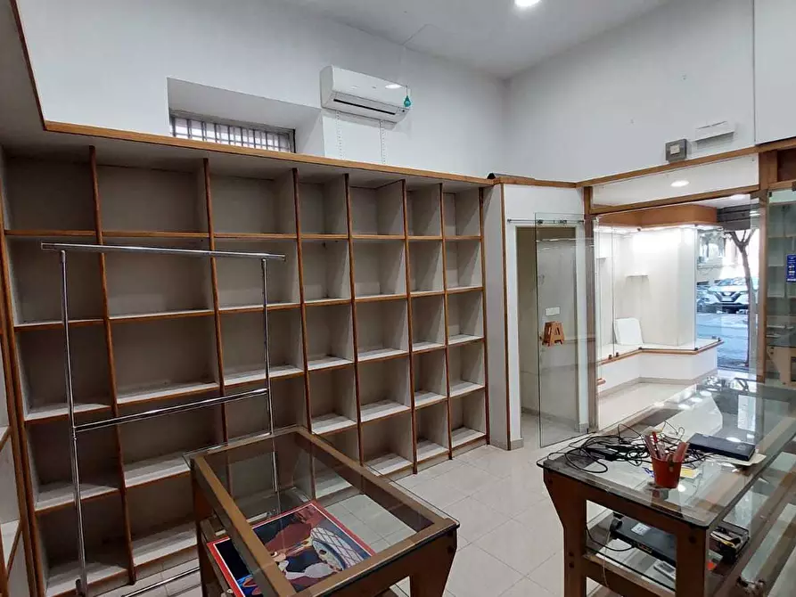 Immagine 9 di Locale commerciale in vendita  in Via del Carmine 89 a Salerno