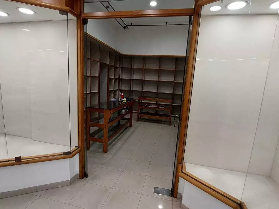 Immagine 13 di Locale commerciale in vendita  in Via del Carmine 89 a Salerno