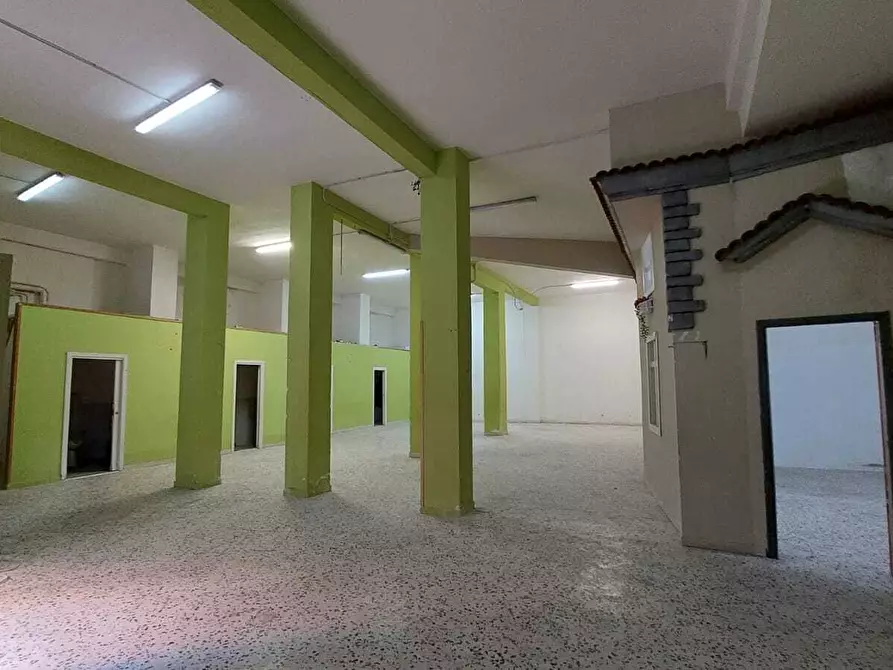 Immagine 8 di Locale commerciale in vendita  in Via Palinuro 137 a Salerno