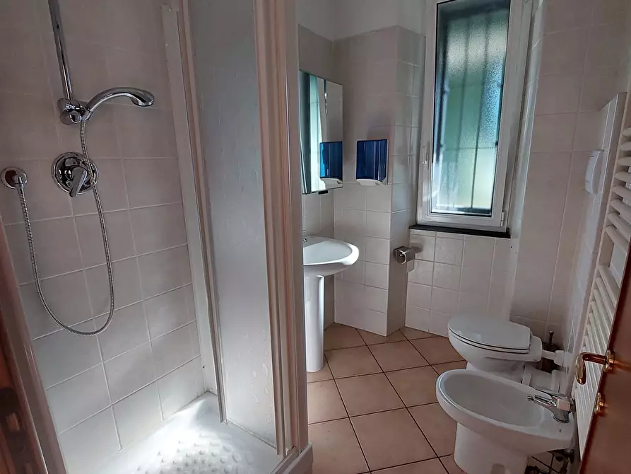 Immagine 10 di Ufficio in affitto  a Campomorone