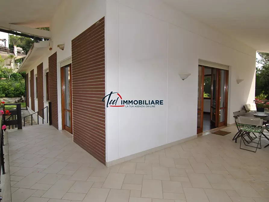 Immagine 3 di Villa in vendita  in Via Kaiser Parodi 15 a Livorno