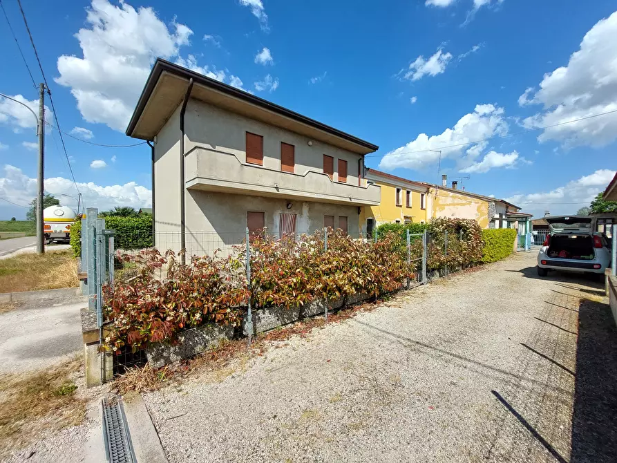 Immagine 1 di Casa indipendente in vendita  in Via Goito 4 a Rovigo