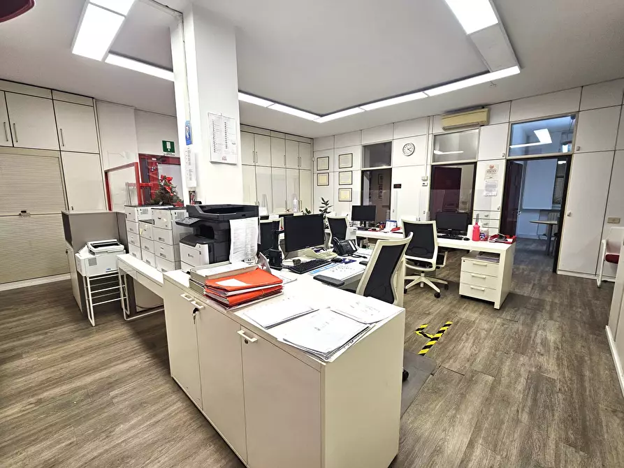 Immagine 3 di Pentalocale in vendita  a Sarzana