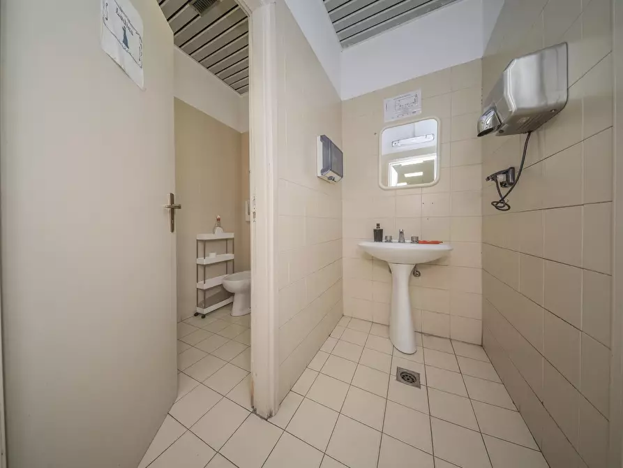 Immagine 25 di Ufficio in affitto  in Corso Svizzera 185 a Torino