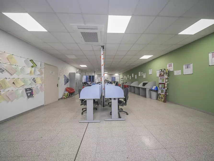 Immagine 11 di Ufficio in affitto  in Corso Svizzera 185 a Torino