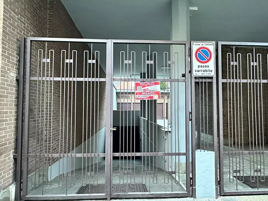 Immagine 1 di Garage in vendita  in Via Pesaro 45 a Torino