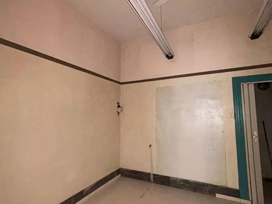 Immagine 17 di Locale commerciale in affitto  a Fornovo Di Taro