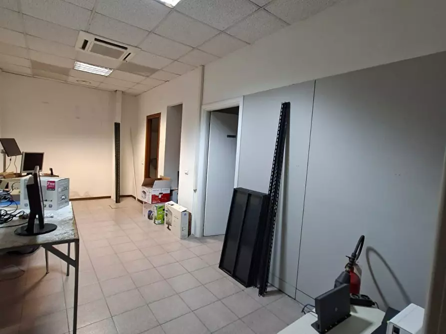 Immagine 16 di Ufficio in vendita  a Parma