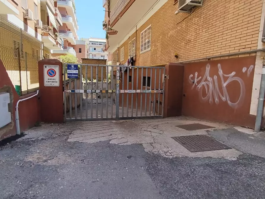 Immagine 4 di Garage in vendita  in via jaopo da lentini a Pomezia