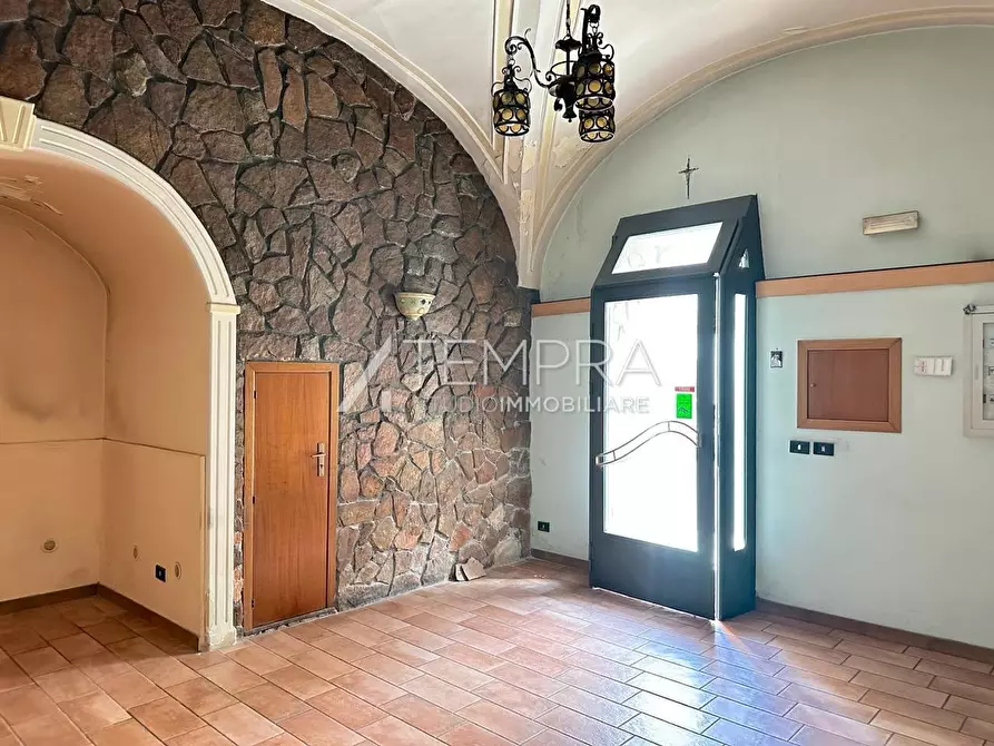 Immagine 6 di Locale commerciale in vendita  a Adrano