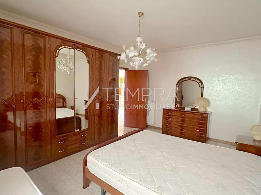 Immagine 11 di Appartamento in vendita  a Adrano