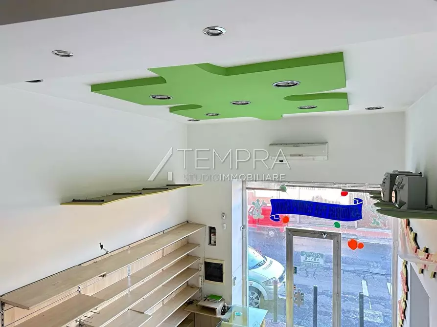 Immagine 15 di Locale commerciale in vendita  a Adrano