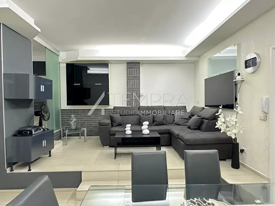 Immagine 3 di Casa semindipendente in vendita  in VIA SOLICCHIATA a Adrano