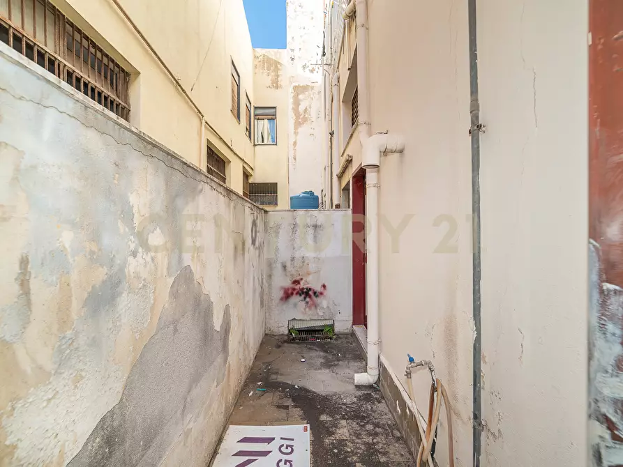 Immagine 23 di Attività commerciale in vendita  a Misterbianco