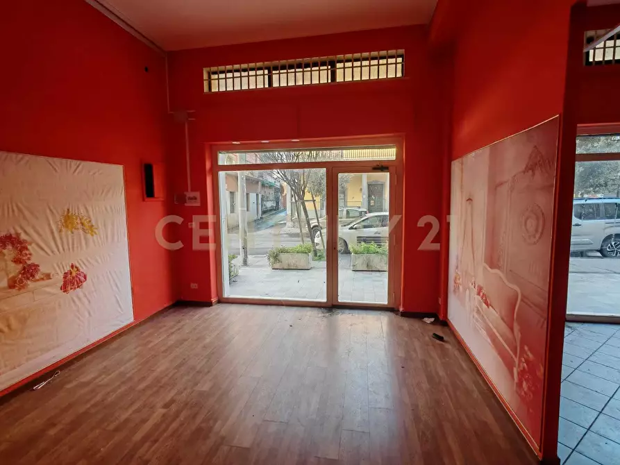 Immagine 6 di Locale commerciale in vendita  in Via Guglielmo Marconi 40 a Gravina Di Catania