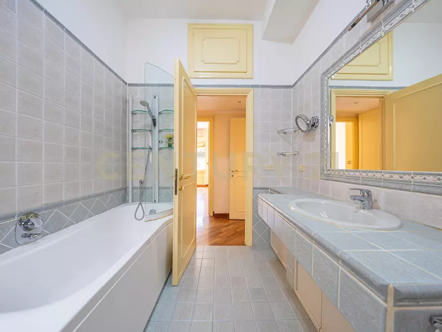 Immagine 38 di Trilocale in vendita  in Via Bevagna 56 a Roma