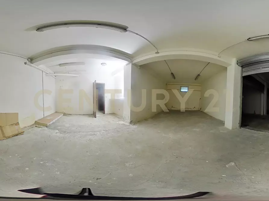 Immagine 38 di Magazzino in vendita  in Via del Bosco 407 a Catania