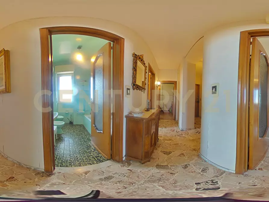 Immagine 48 di Pentalocale in vendita  in Via Messina 523 a Catania