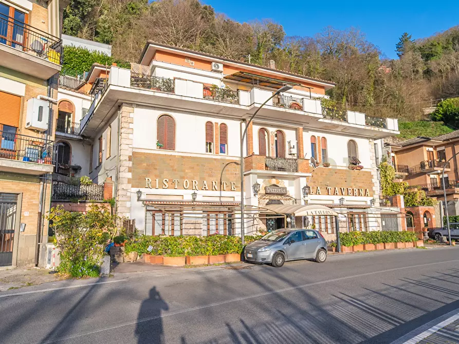 Immagine 33 di Locale commerciale in vendita  in Via Nemorense 17 a Nemi