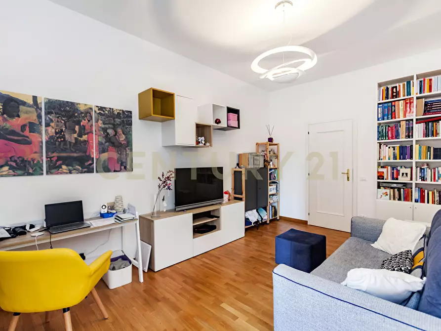 Immagine 3 di Trilocale in vendita  in Via Vetulonia 45 a Roma