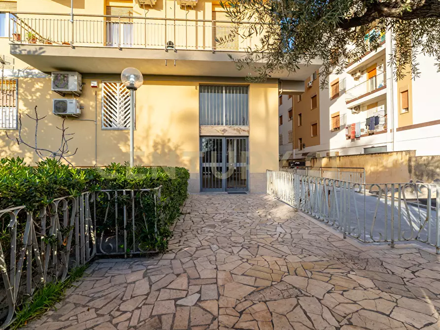 Immagine 7 di Pentalocale in vendita  in Via Due Obelischi 48 a Gravina Di Catania