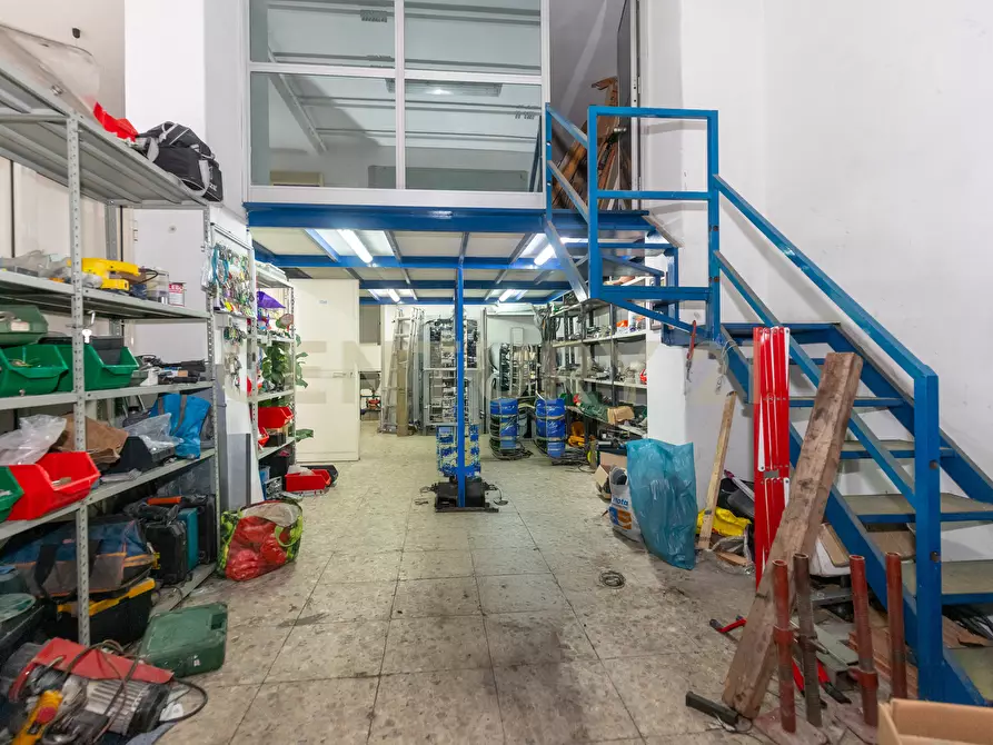 Immagine 20 di Locale commerciale in vendita  in Via Timoleone 1a a Catania