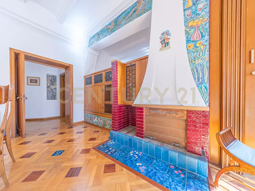 Immagine 18 di Pentalocale in vendita  in Via della Croce 71 a Roma