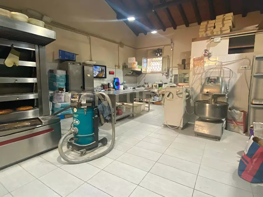 Immagine 19 di Locale commerciale in vendita  in via zia lisa 181 a Catania