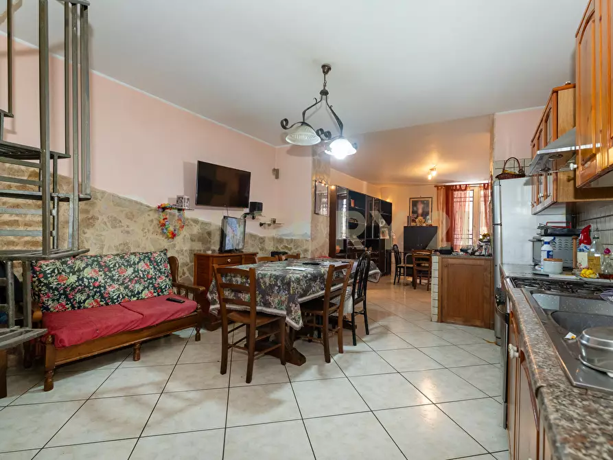Immagine 11 di Pentalocale in vendita  in Via Giuseppe Verdi 165 a Catania