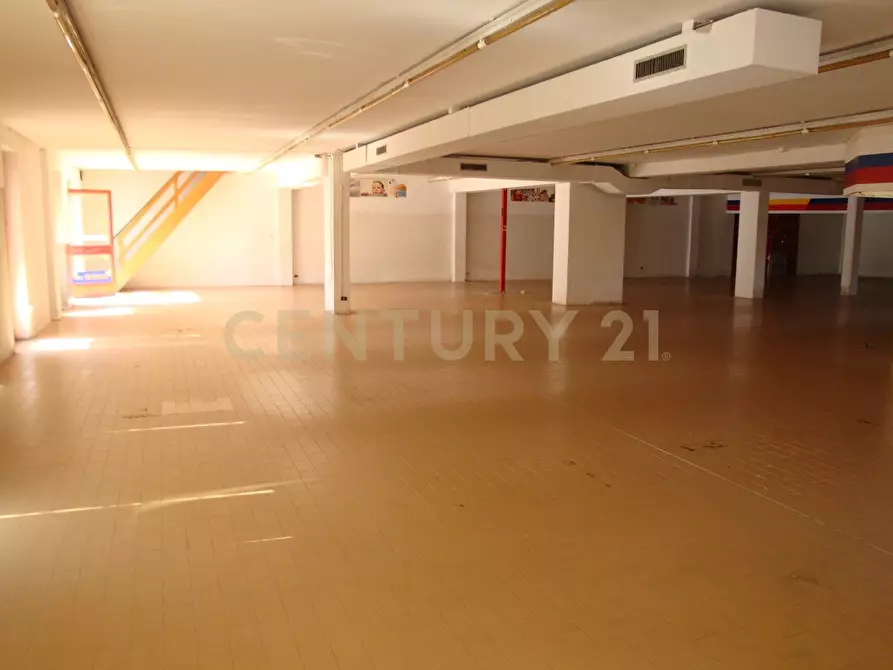 Immagine 7 di Locale commerciale in vendita  in Piazza Alcide De Gasperi 120 a San Giovanni Lupatoto