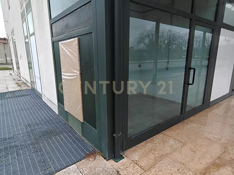 Immagine 3 di Locale commerciale in affitto  in Via degli Scaligeri a Bussolengo