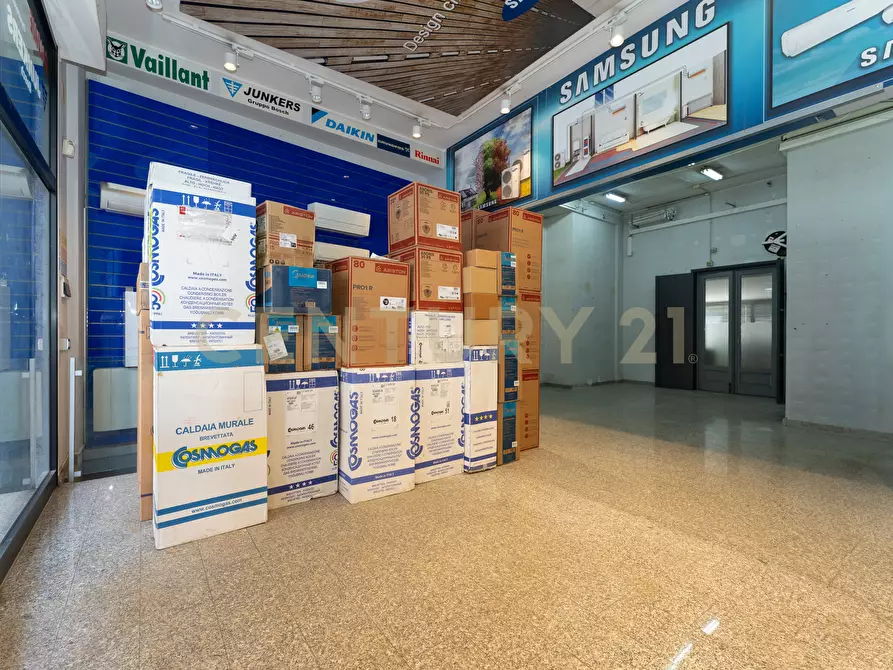 Immagine 2 di Locale commerciale in vendita  in Via Firenze 205 a Aci Castello