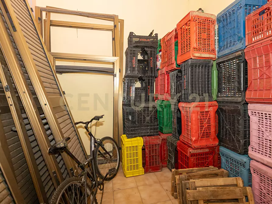 Immagine 22 di Locale commerciale in vendita  in Via IV Novembre 13 a Adrano