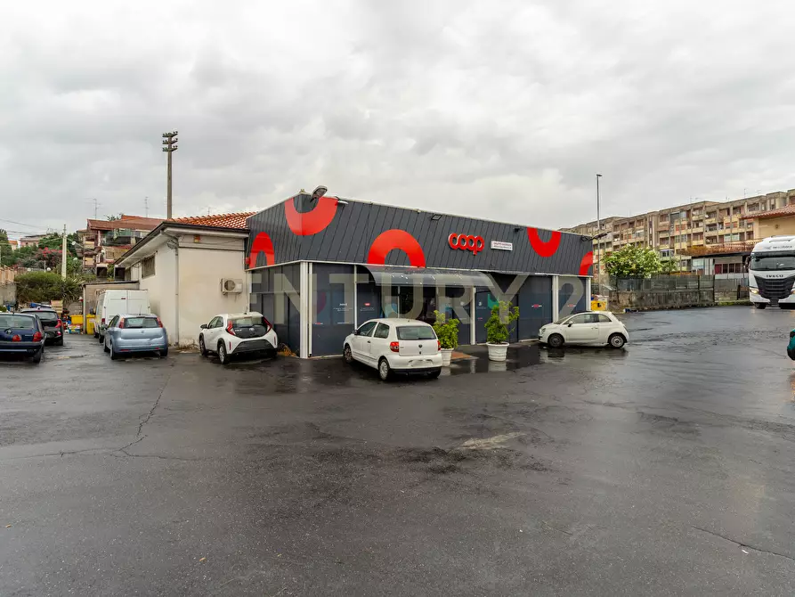 Immagine 12 di Locale commerciale in vendita  in Via Galermo 185 a Catania