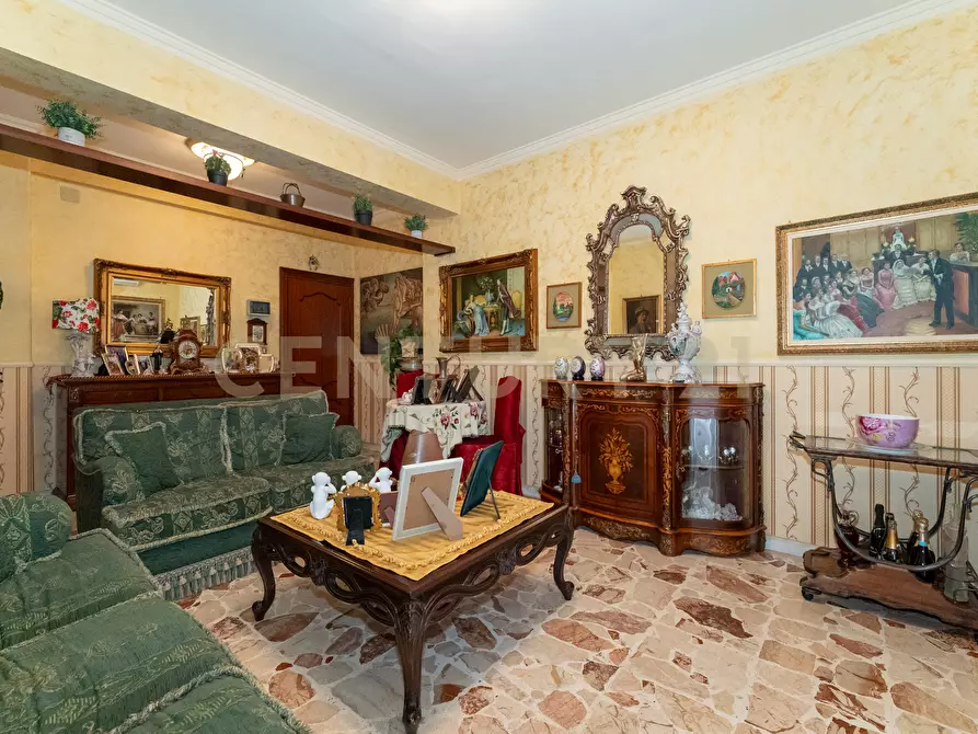 Immagine 9 di Pentalocale in vendita  in Via Carrubella 155 a Gravina Di Catania