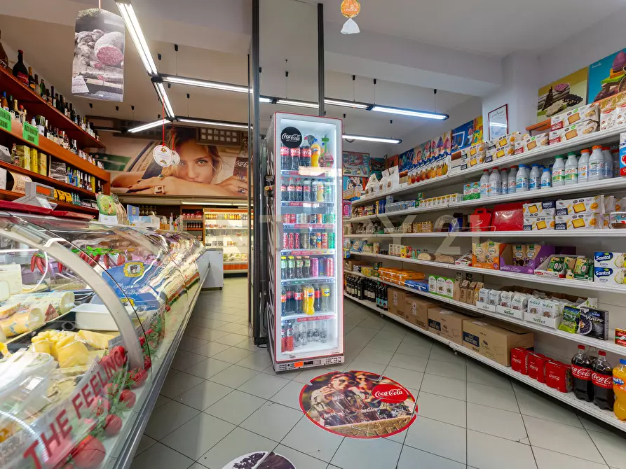 Immagine 16 di Locale commerciale in vendita  in Via Caronda 440 a Catania