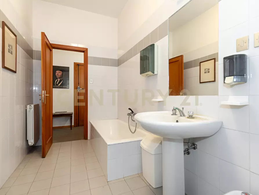 Immagine 30 di Pentalocale in vendita  in Via Convento del Carmine 5 a Tremestieri Etneo