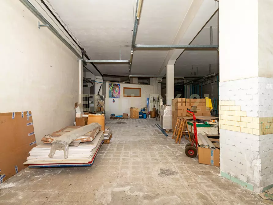 Immagine 43 di Locale commerciale in vendita  in Viale Mario Rapisardi 186 a Catania