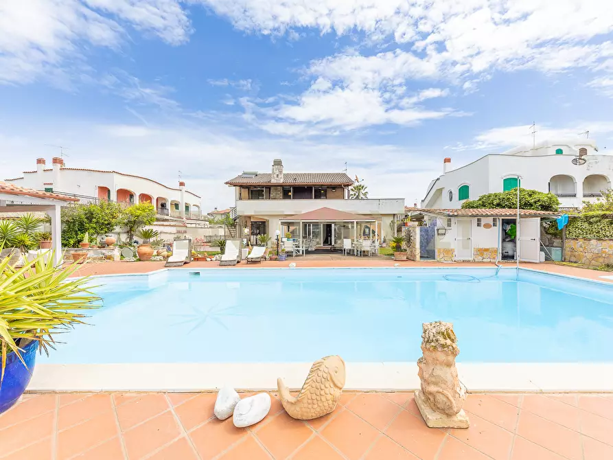 Immagine 1 di Villa in vendita  in Via Calabria 4 a Ardea