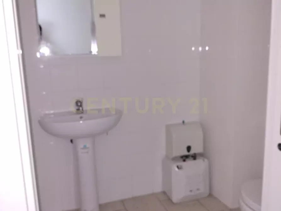 Immagine 15 di Locale commerciale in vendita  in Piazza Primo Wongher 17 a Monte Argentario