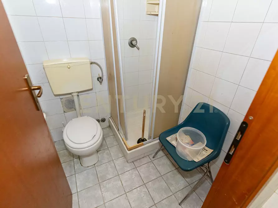 Immagine 24 di Locale commerciale in vendita  in Via Ulivi 87 a San Gregorio Di Catania