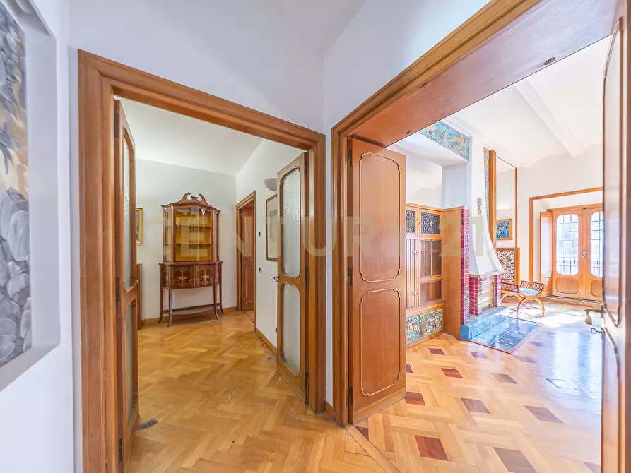 Immagine 27 di Pentalocale in vendita  in Via della Croce 71 a Roma