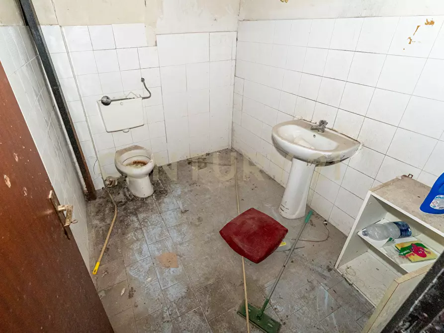 Immagine 10 di Magazzino in vendita  in Via Antonio de Curtis 27 a Misterbianco