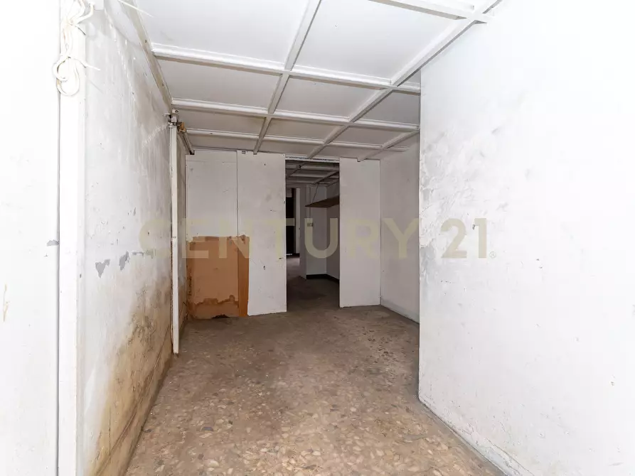 Immagine 13 di Locale commerciale in vendita  in Via Bronte 2 a Catania