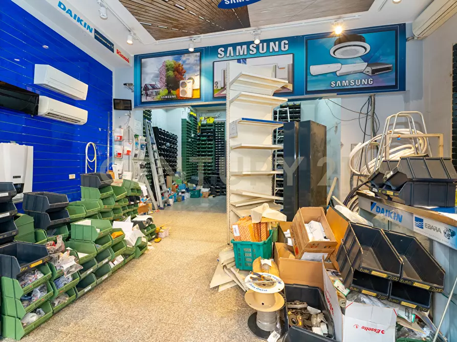 Immagine 2 di Locale commerciale in vendita  in Via Firenze 205 a Aci Castello