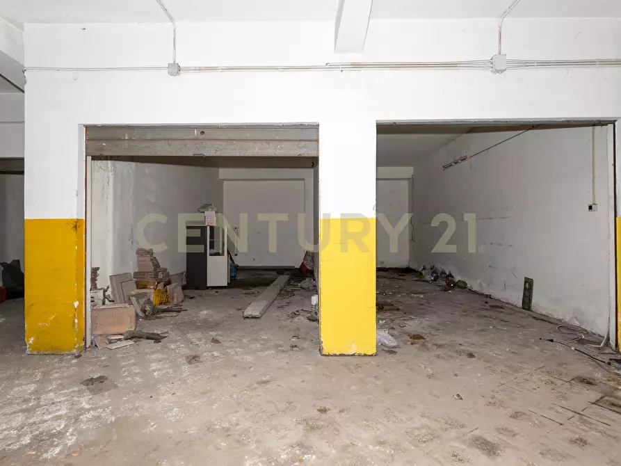 Immagine 22 di Locale commerciale in vendita  in Via Carnazza 37 a Tremestieri Etneo