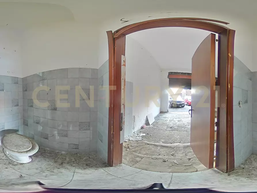 Immagine 25 di Locale commerciale in vendita  in Via Carnazza 81 a Tremestieri Etneo