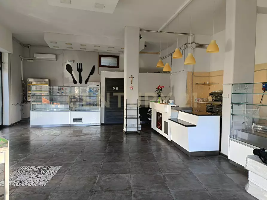 Immagine 5 di Locale commerciale in affitto  in Viale delle Medaglie D'Oro 88 a Catania