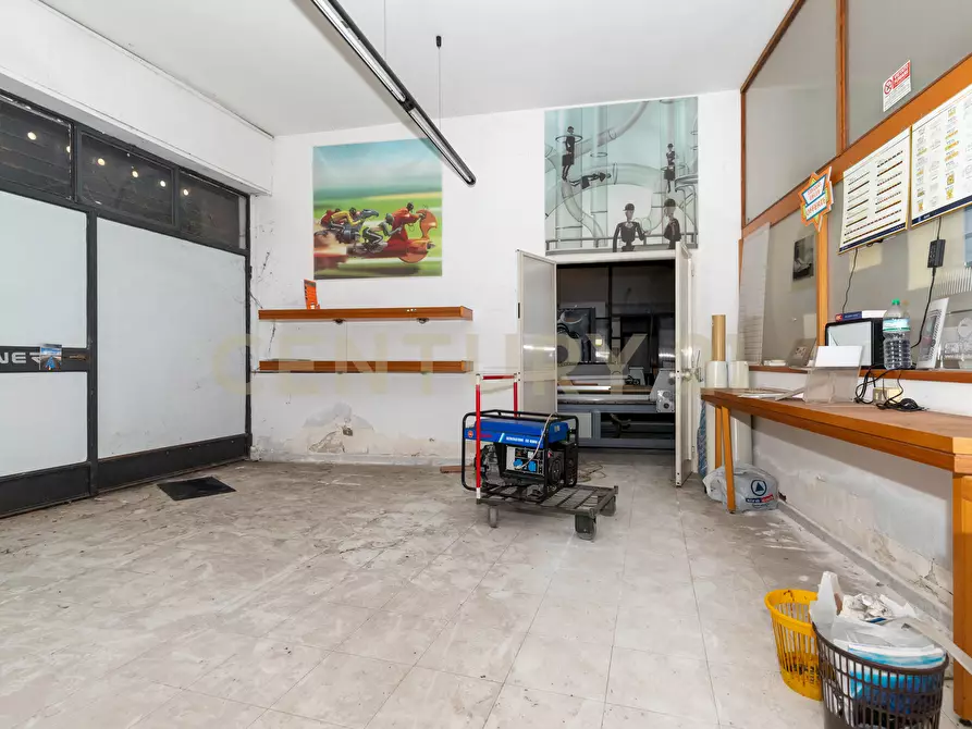 Immagine 30 di Locale commerciale in vendita  in Viale Mario Rapisardi 186 a Catania