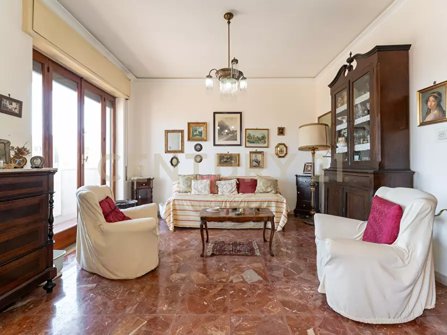 Immagine 12 di Pentalocale in vendita  in Via Redentore 15 a Catania